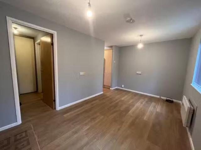 Charming 1 bedroom flat for rent in Rangeworthy Close, Redditc.
