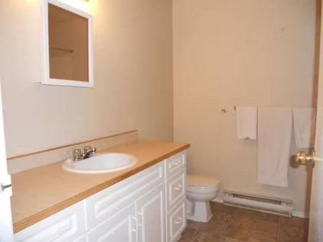 Charming 1 Bedroom Furnished Windrem Apartments