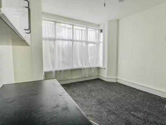 Charming 1 bedroom ground floor flat for rent in Bromwich Stre.