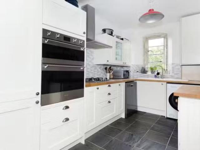Charming 1 bedroom maisonette for rent in Lower Chapel Court.