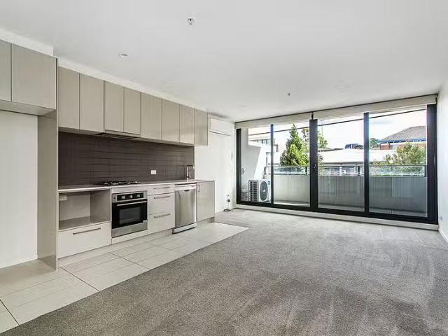 Deal! 1 BR 104/394 398 Middleborough Road, Blackburn, VIC 3130