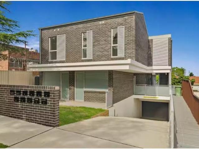Deal! 1 BR 1/12 Hillcrest Avenue, STRATHFIELD SOUTH Apartment.