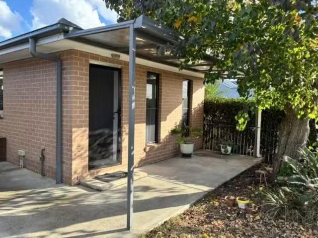 Nice 1 BR 23a Salter Avenue, Minto Heights House for rent Lis.