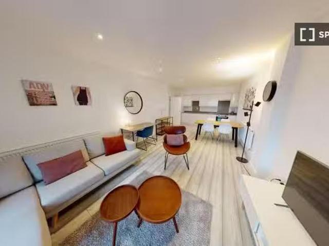 Cozy 1 BR 2 bedroom apartment for rent in Hounslow Central, Lo.