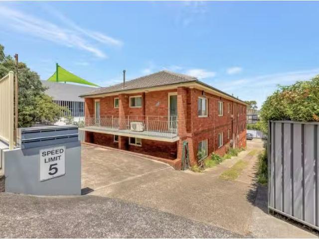 Cheap 1 BR 3/11 Federal Parade, Brookvale Apartment for rent.