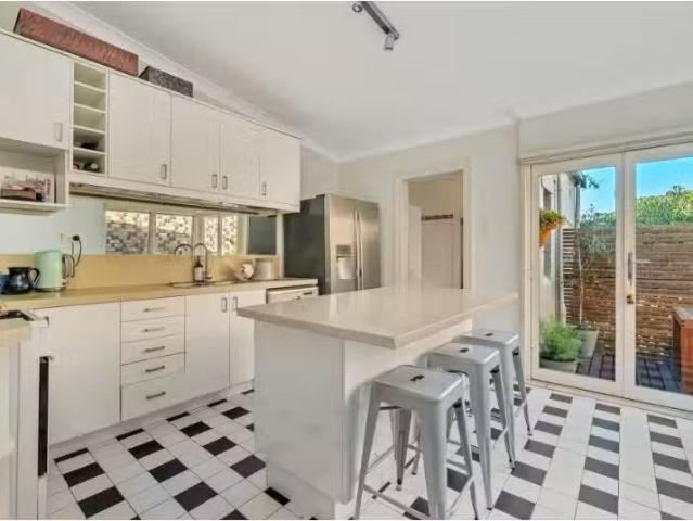 Unique 1 BR 3/296 Bridge Road, Forest Lodge Apartment for rent.