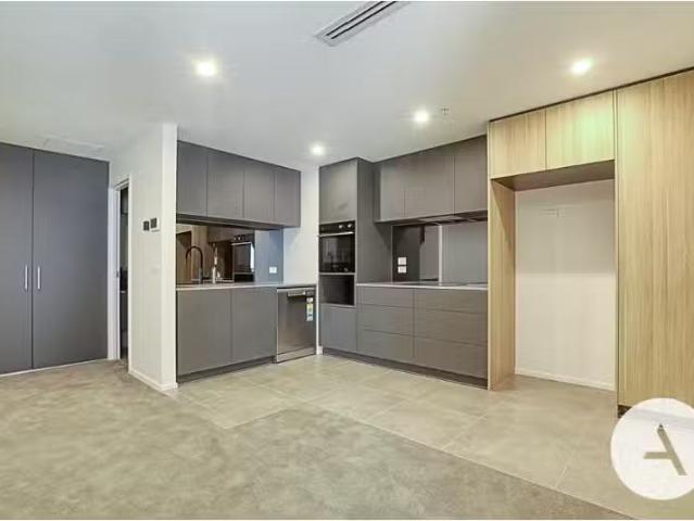 Deal! 1 BR 404/50 De Burgh Street, Lyneham Apartment for rent.