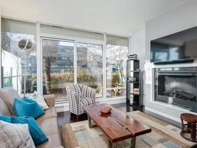 Deal! 1 BR Douglas Street