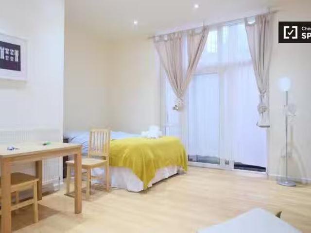 Cheap 1 BR Studio Apartment for rent in Brondesbury Park, London