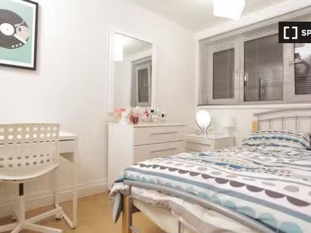 For Rent! 1 BR Room for rent in a 4 Bedroom Apartment in Strat.