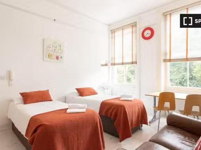 Cheap 1 BR Room for rent in Residence in Earl's Court, London