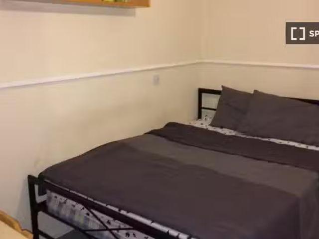Deal! 1 BR Room in a 4 Bedroom Apartment for rent in Bermondse.