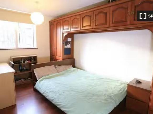 Unique 1 BR Rooms in a 4 Bedroom Apartment for rent in Bethnal.