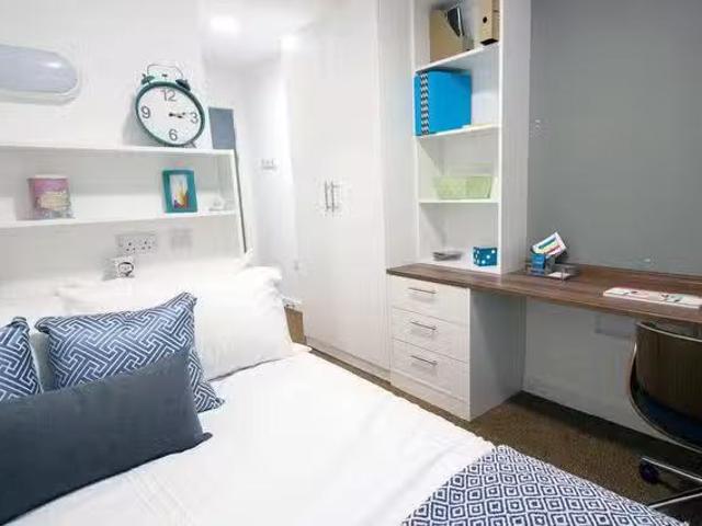 Cozy 1 BR The Shield Classic Bronze En Suite