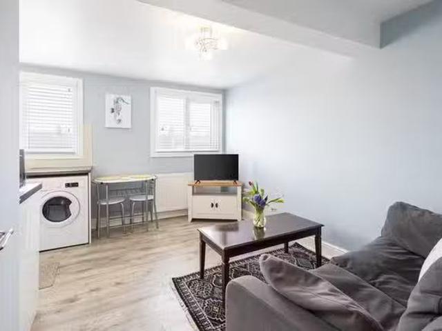 Charming 1 BR Trafalgar Square