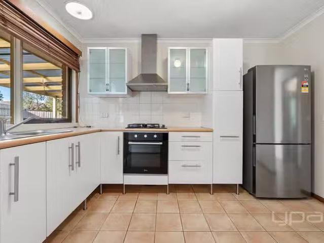 Cheap 1 Drouin Court, Melton South, VIC 3338