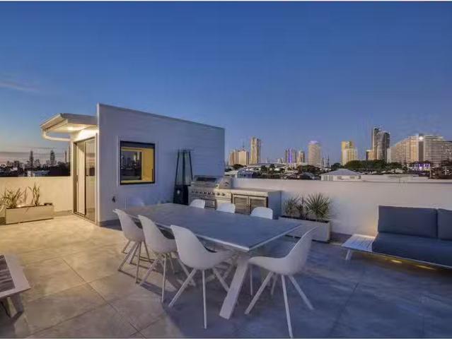 Cozy 1A Winterhaven Key, Broadbeach Waters, QLD 4218