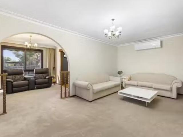 Charming 2/43 Middleborough Road, Burwood VIC 3125 Unit Auct.