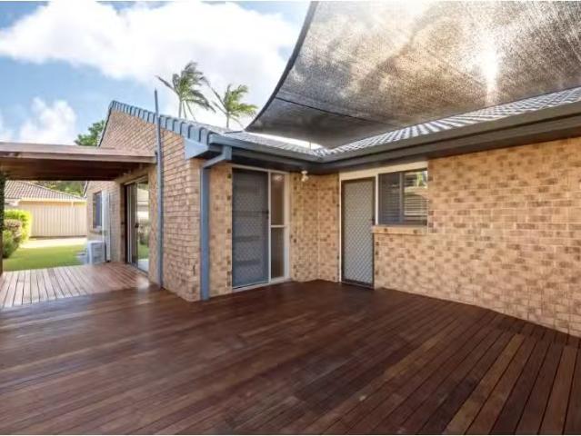 For Rent! 2/4 Boea Street, ARUNDEL Townhouse for rent Listed.