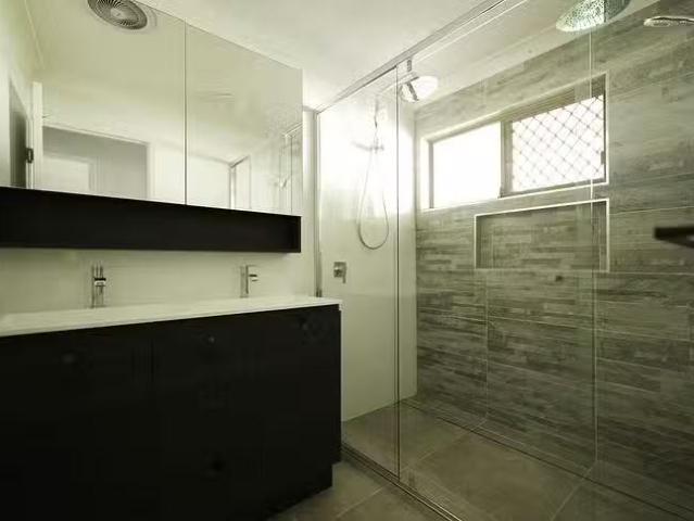 Just in! 24 Peverell Street, Hillcrest, QLD 4118