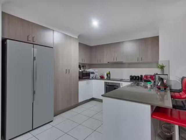Unique 25 Joshua Place, OXENFORD, QLD 4210 House for Rent