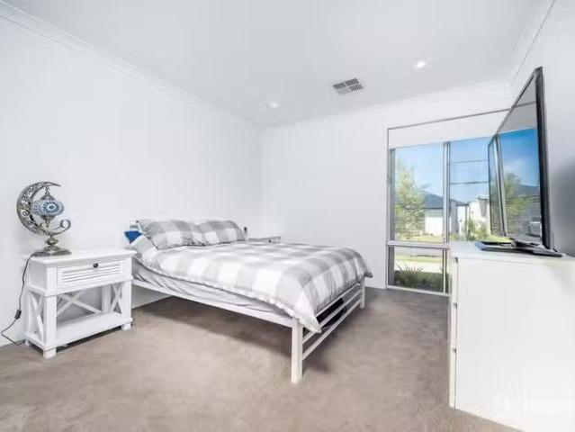 Cozy 26 Sandpatch Parkway, EGLINTON, WA 6034 House for Rent