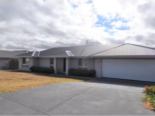 Nice 27 Munro Street, Windradyne House for rent Listed by Bat.