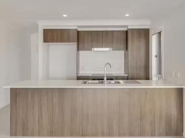 Charming 27 Flame Tree Road, Cotswold Hills, QLD 4350