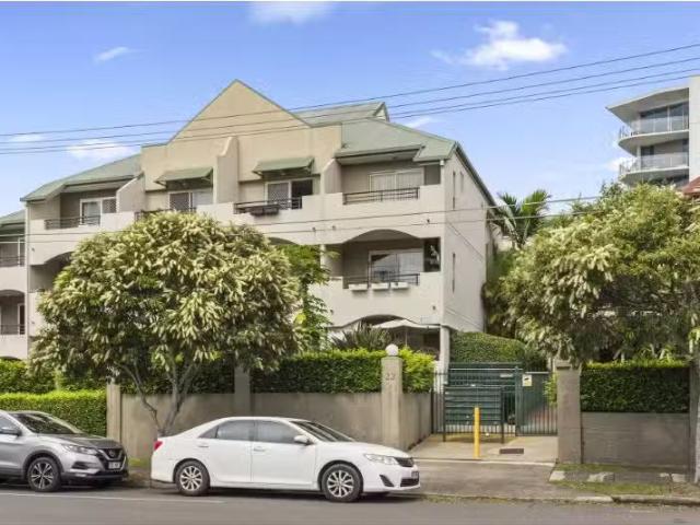 Deal! 28/23 Edmondstone Street, SOUTH BRISBANE Apartment for r.