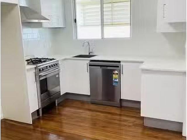 Just in! 2/82 Martha Street, Camp Hill, QLD 4152