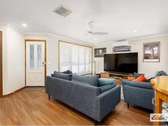 Rental! 2/858 Emerson Street, West Albury Townhouse for rent.