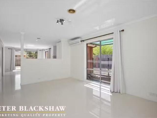 Nice 28 Burraly Court, Ngunnawal House for rent Listed by Pro.