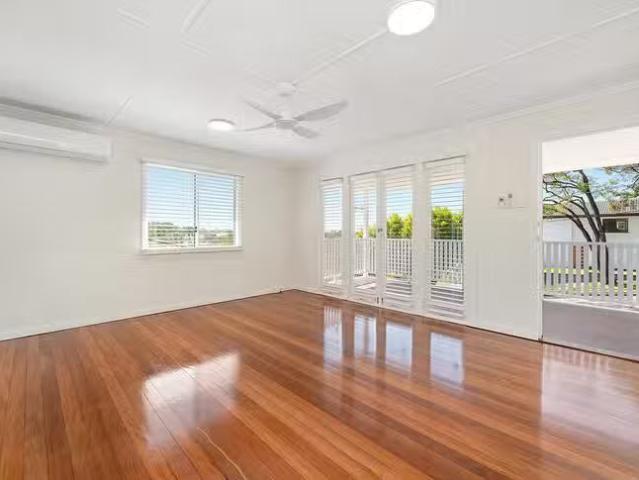 Deal! 28 Pareena Crescent, Mansfield, QLD 4122