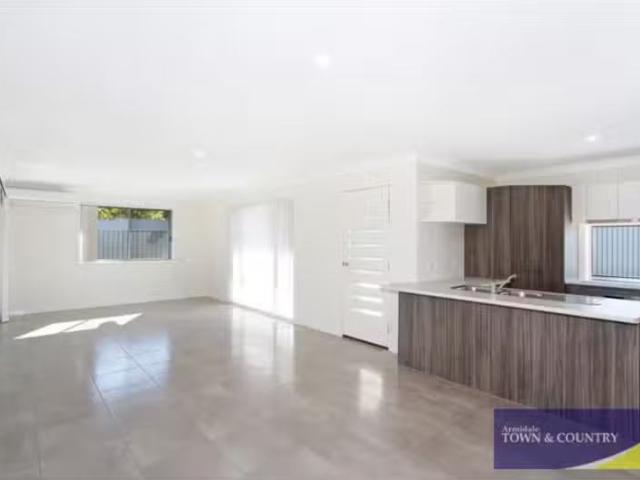 Just in! 2/8 Peterson Drive, ARMIDALE House for rent Listed b.