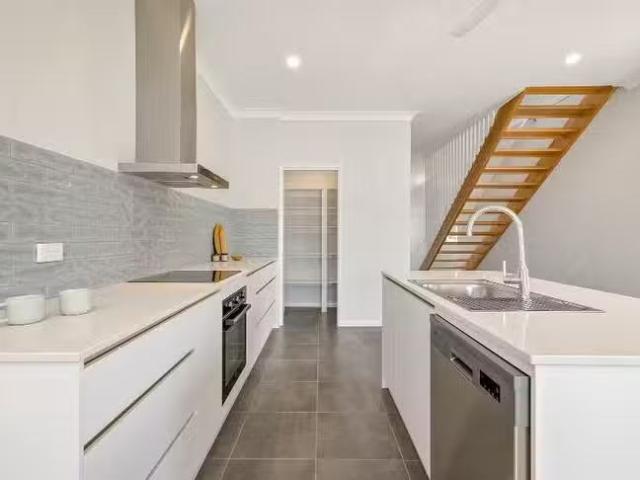 Nice 292A Pease Street, Edge Hill, QLD 4870