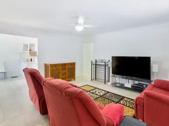 Cozy 298 Bayview Street, Hollywell, QLD 4216
