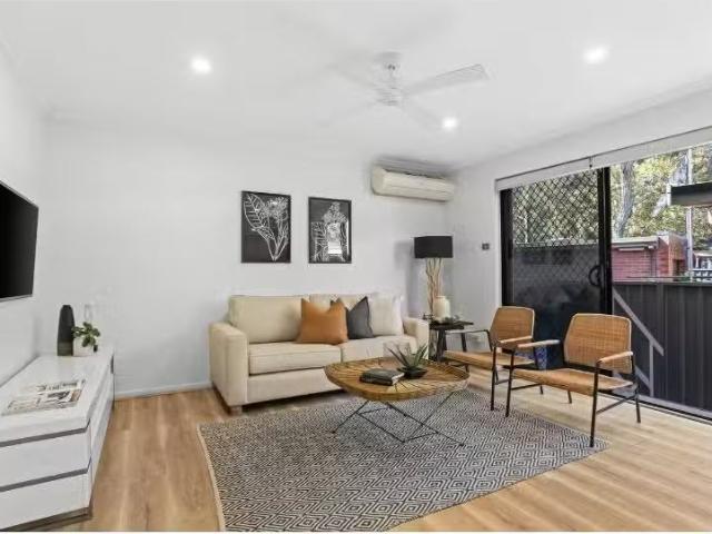 New 2/9 Florence Avenue, Eastlakes Apartment for rent Listed.