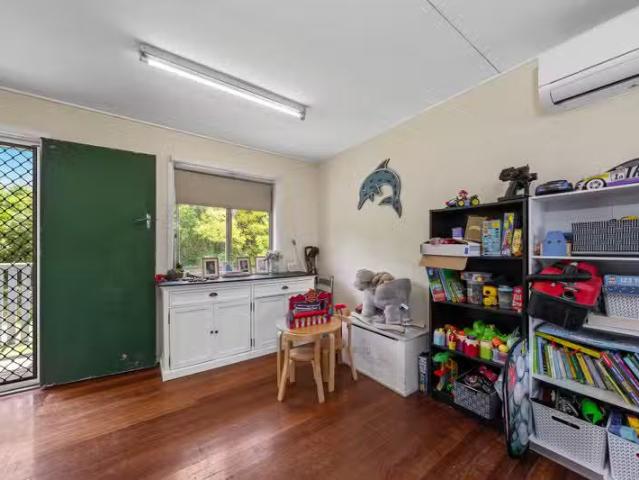 Rental! 29 Hellyer Street, Wynnum West QLD 4178