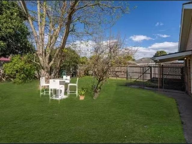 Cheap 20 Bingley Avenue, Notting Hill House for rent Listed b.