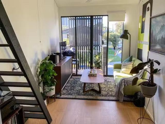 Rental! 20 Lenneberg Street, Southport, QLD 4215