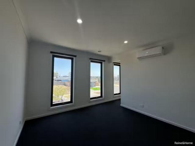 Rental! 20 Zoe Street, Rockbank VIC 3335