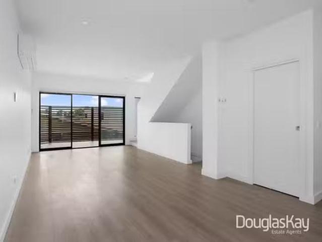 For Rent! 2/12 George Street, Sunshine VIC 3020