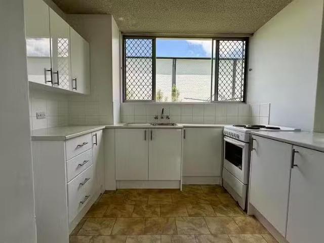 Unique 2/183 Nursery Road, Holland Park West, QLD 4121