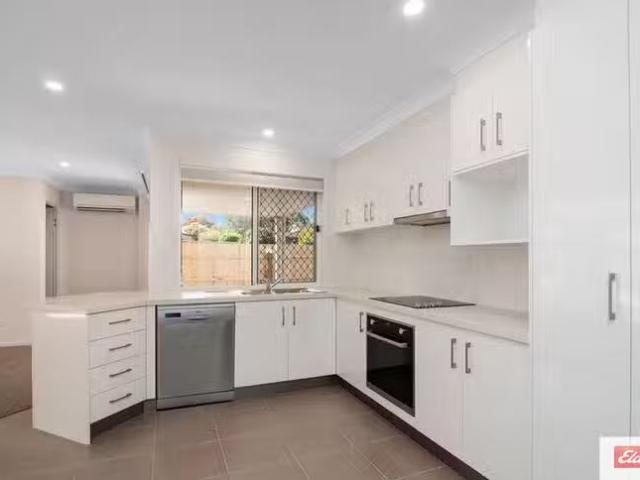 Charming 2/18 Maranda Street, Shailer Park, QLD 4128