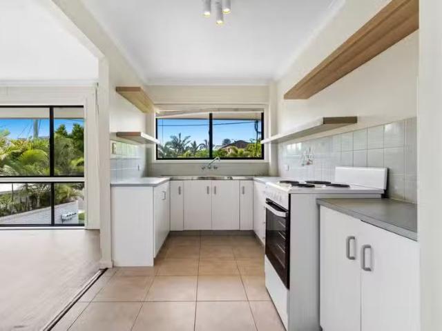Deal! 2/18 Messines Crescent, Miami, QLD 4220 Unit for Rent