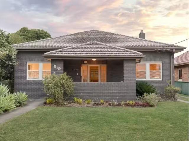 Deal! 219 Parkway Avenue, Hamilton South House for rent Liste.