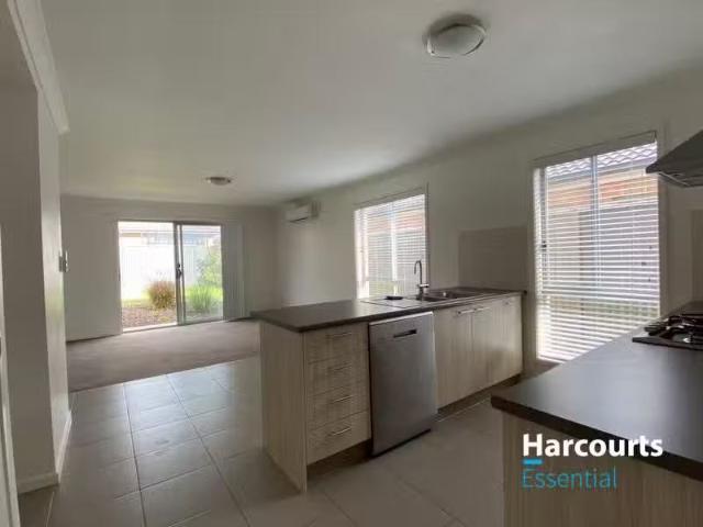 For Rent! 21 Highland Circuit, BLAKEVIEW, SA 5114 House for.