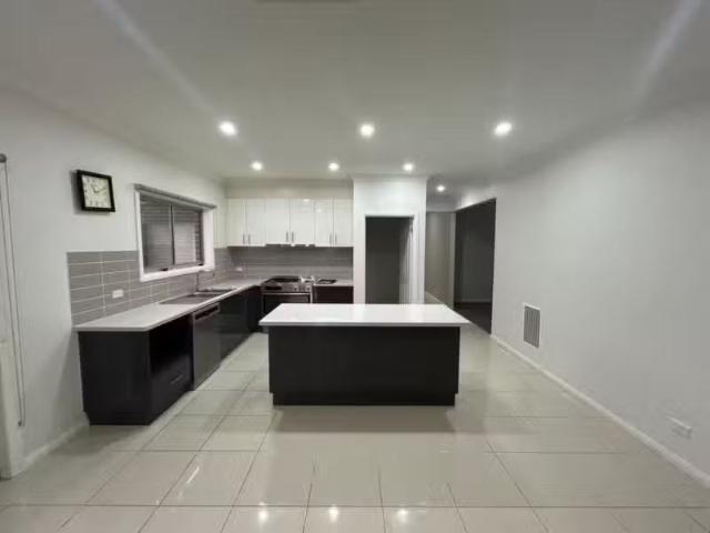 Cheap 21 Triandra Drive, Brookfield VIC 3338 House For Lease