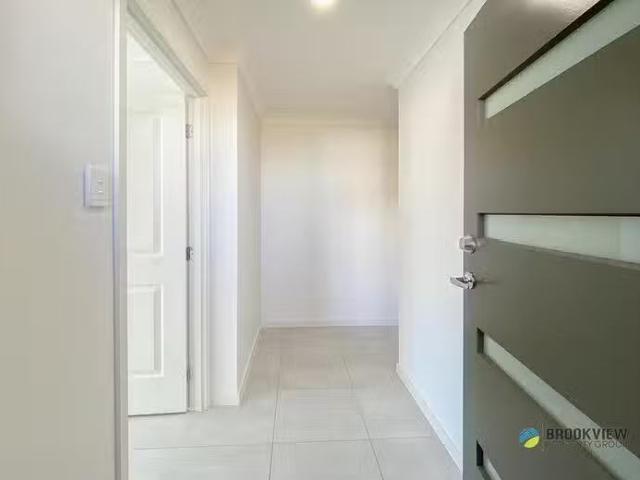 Just in! 2/20 Mount Bowen Street, Park Ridge, QLD 4125