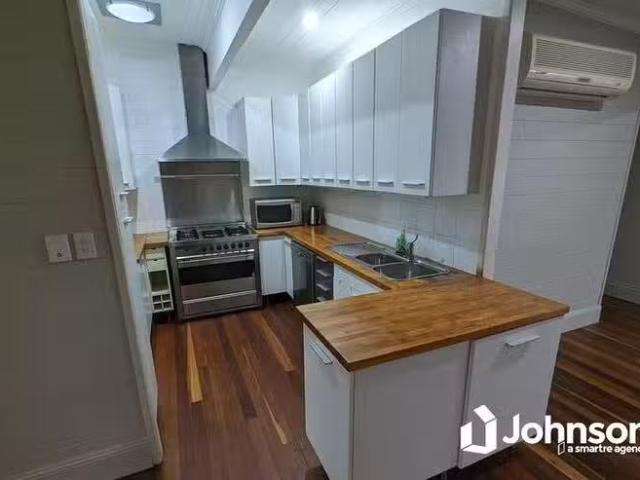 Cozy 221 Whites Road, Lota, QLD 4179